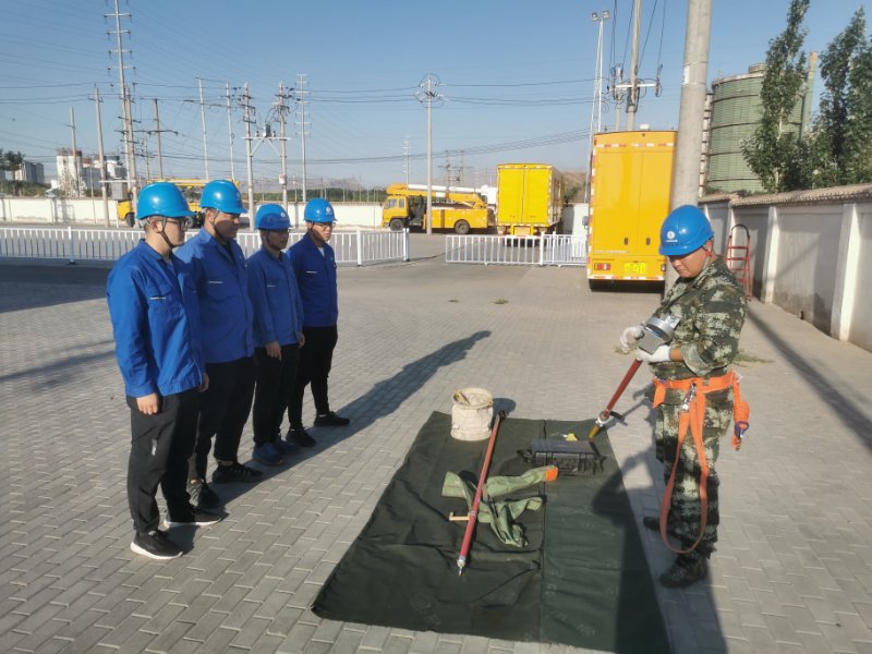 烏海電業(yè)局配電帶電作業(yè)中心：現(xiàn)場培訓(xùn)求實效，技能素質(zhì)再提升