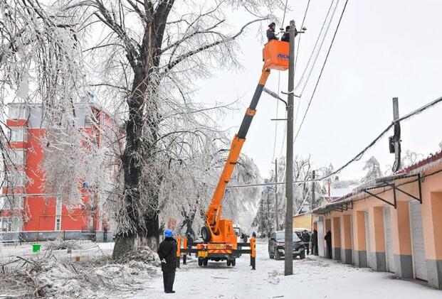 受強雨雪大風(fēng)冰凍天氣影響，吉林延邊全力搶修供電線路