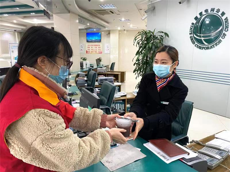 飄香臘八節(jié)，濃濃象電情 ——國網(wǎng)浙江象山縣供電有限公司團(tuán)委開展臘八節(jié)施粥活動(dòng)