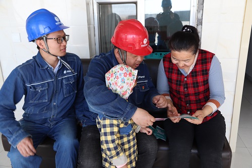 阿拉善電業(yè)局電力宣傳進家門，客戶服務零距離