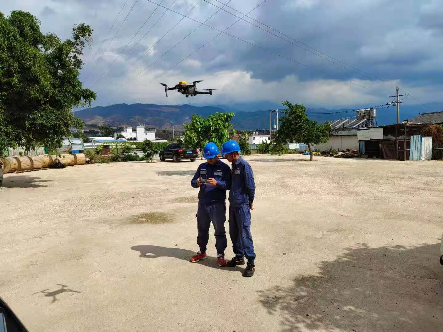 臨滄云縣供電局為建黨百年?！半姟弊o(hù)航