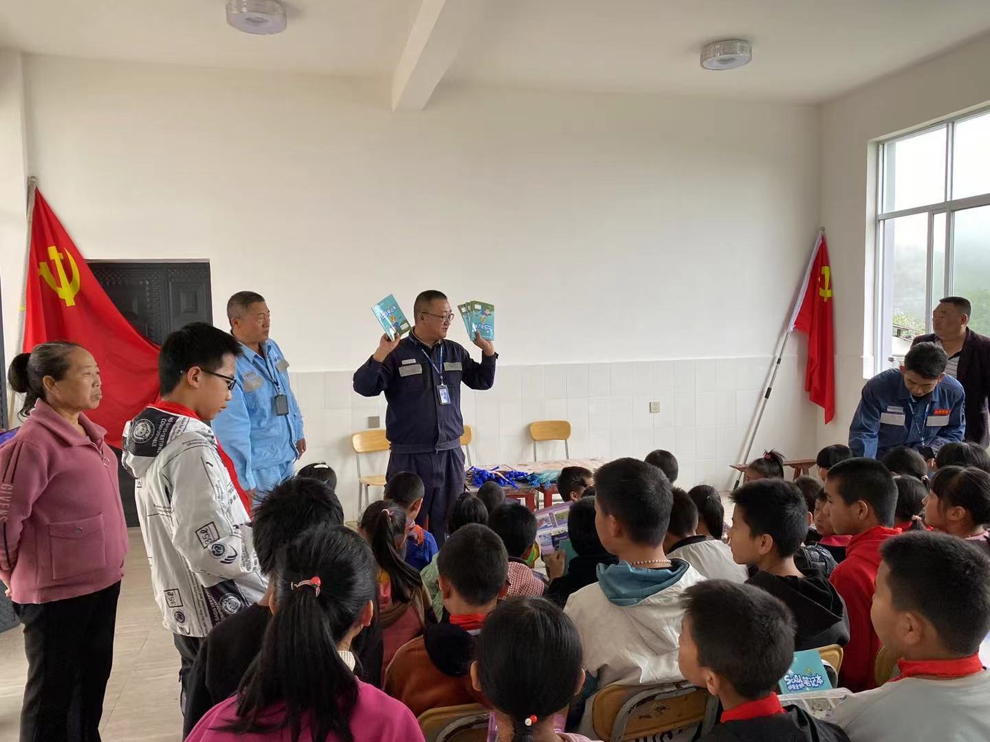 黨團聯(lián)合帶安全宣講進校園，“電”亮未來助成長