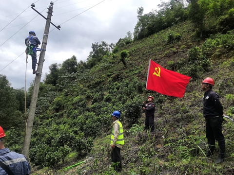 鳳慶供電局基建作業(yè)現場黨旗飄揚