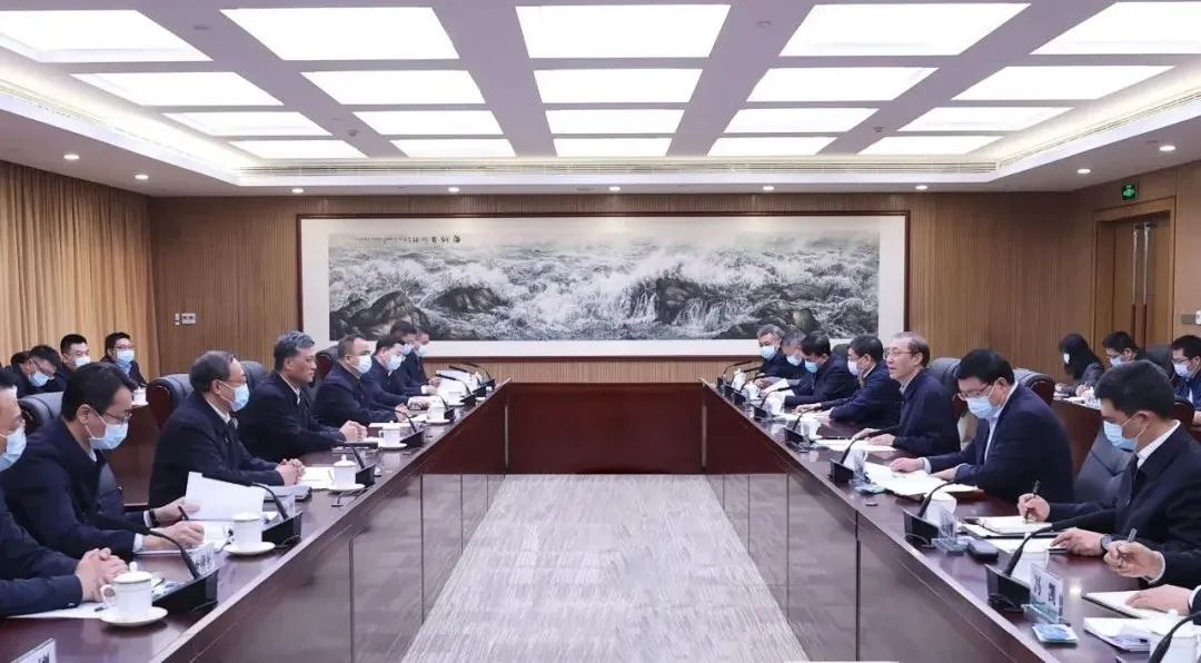 辛保安、張智剛與新疆維吾爾自治區(qū)、新疆生產(chǎn)建設(shè)兵團(tuán)領(lǐng)導(dǎo)會(huì)談