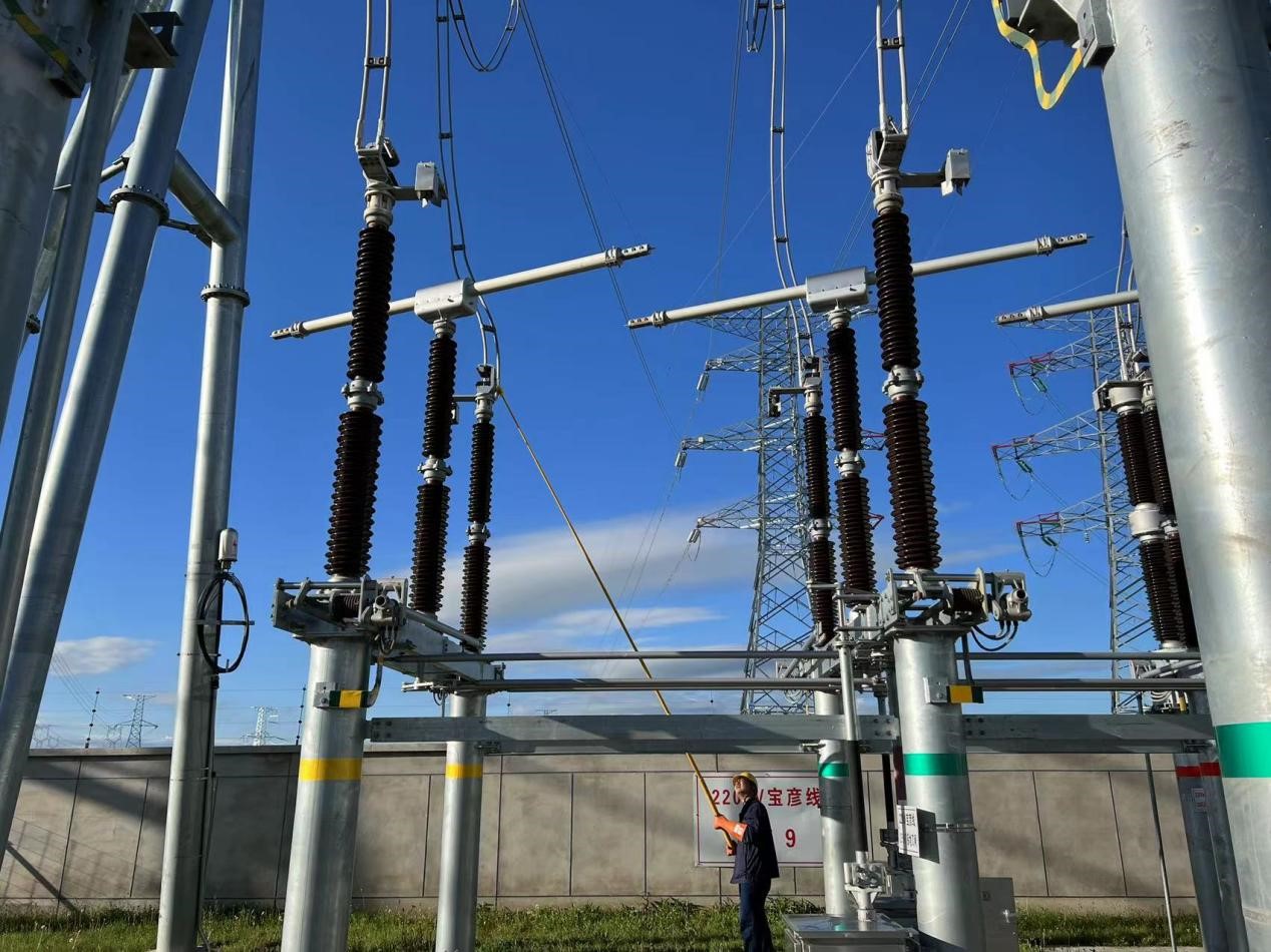 錫林郭勒超高壓供電公司圓滿完成塔寶I、II線間隔啟動工作