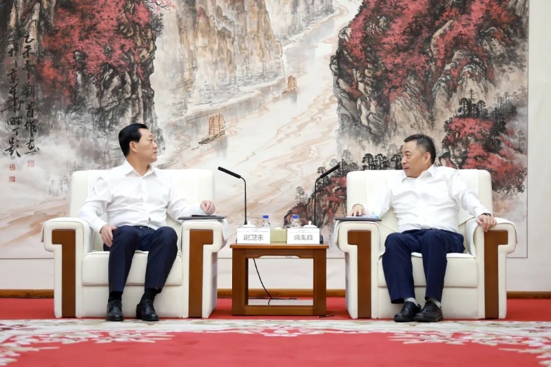 中國(guó)能建黨委書(shū)記、董事長(zhǎng)宋海良與朝陽(yáng)市市長(zhǎng)