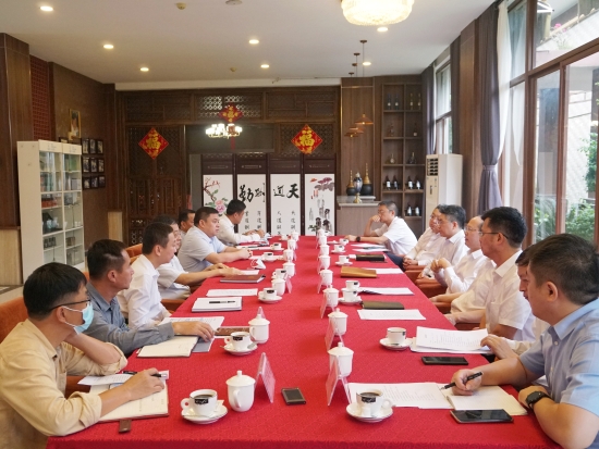 中國(guó)電建黨委常委、副總經(jīng)理徐鵬程與海南萬(wàn)寧市委書記蓋文啟、市長(zhǎng)王三防座談