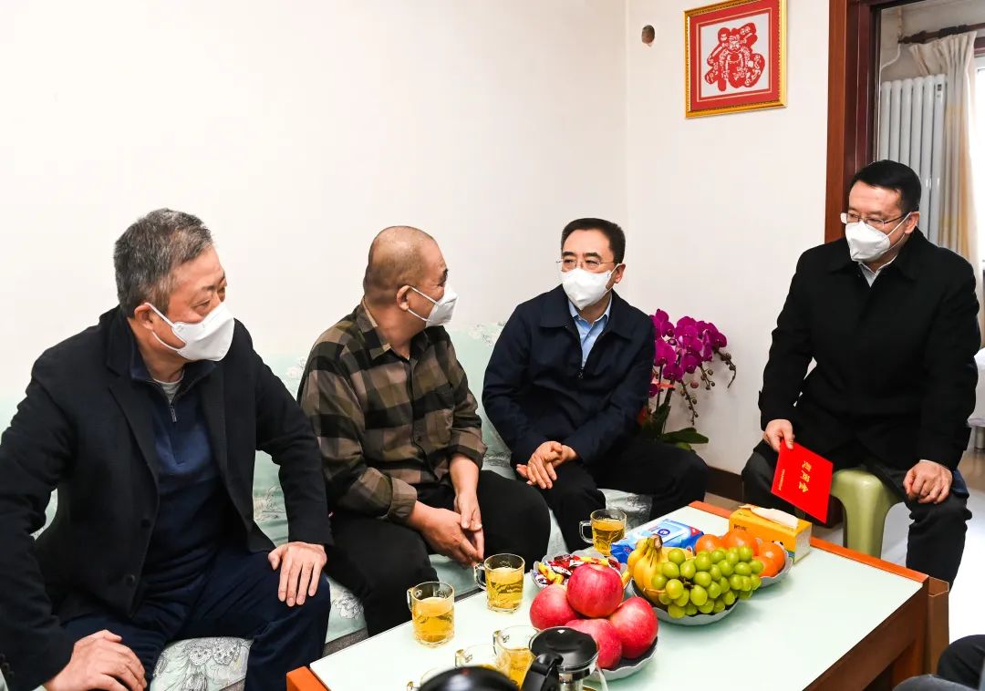 鄒磊、劉明勝走訪慰問退休老領(lǐng)導(dǎo)、勞模遺屬、困難黨員群眾