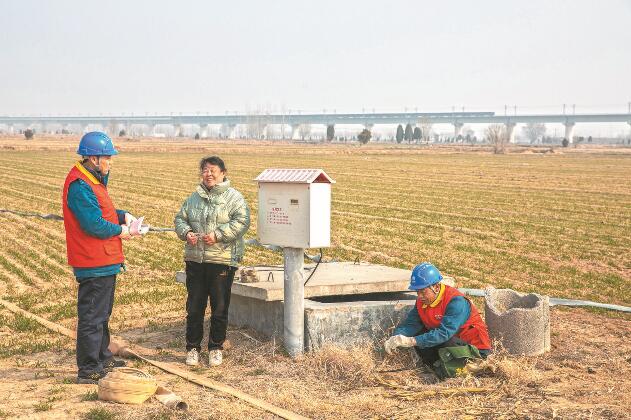 山東省梁山縣：黃河灘區(qū)上，井在地頭，電到井口