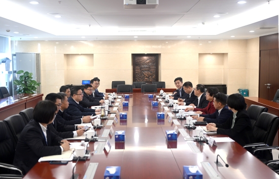 中國電建黨委常委、副總經(jīng)理王小軍與中國華電集團(tuán)黨組成員、副總經(jīng)理李旭紅會(huì)談
