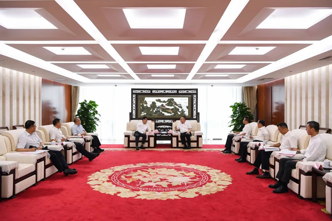 葉向東與甘肅省委常委、副省長(zhǎng)張錦剛舉行會(huì)談