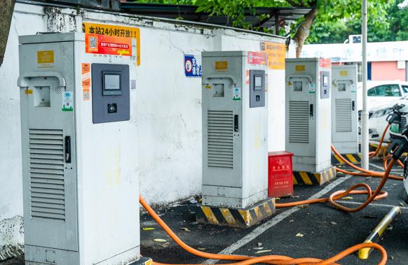 新能源汽車日漸增多，充電樁使用亂象如何管?