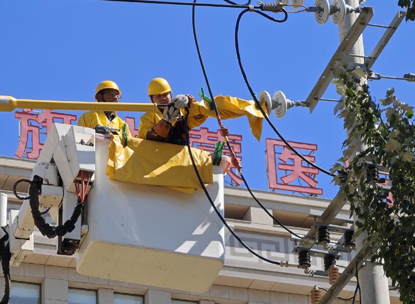 阿拉善供電公司迎夏峰帶電消缺，保醫(yī)電“汗”衛(wèi)民生
