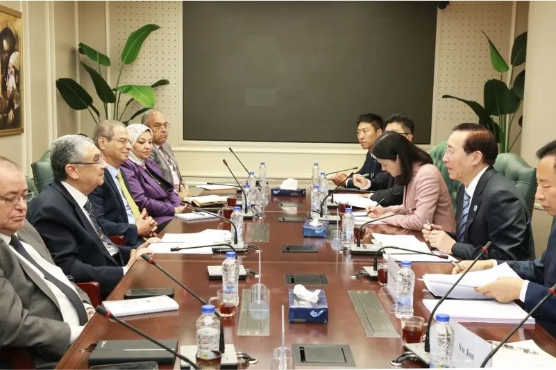 國家電網(wǎng)董事長辛保安與埃及電力部部長沙赫爾、中國駐埃及大使廖力強(qiáng)會談