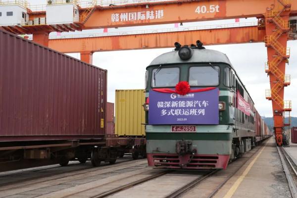 國產(chǎn)新能源汽車，坐火車“出?！?
