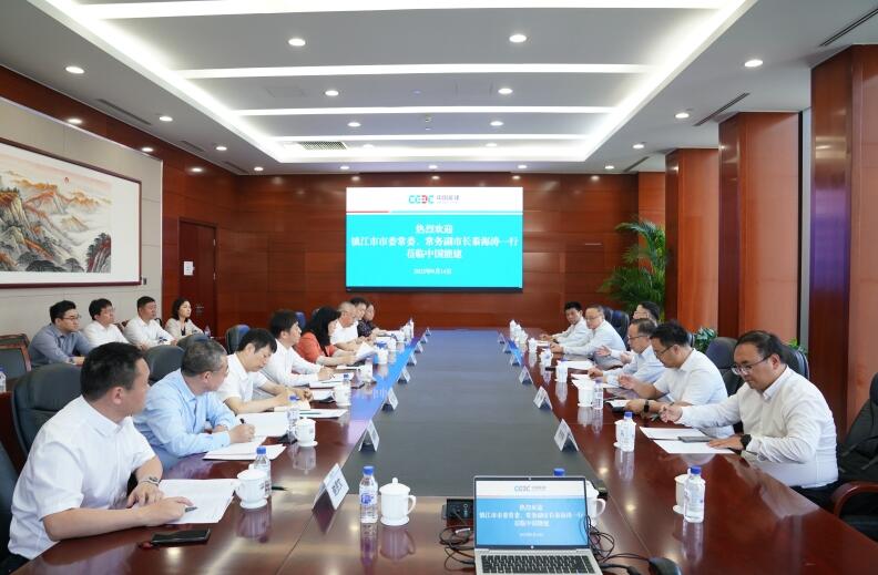 李麗娜與鎮(zhèn)江市委常委、常務(wù)副市長秦海濤會談