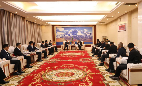 華電集團黨組書記、董事長江毅與喀什地委副書記、行署專員艾尼瓦爾·吐爾遜舉行會談