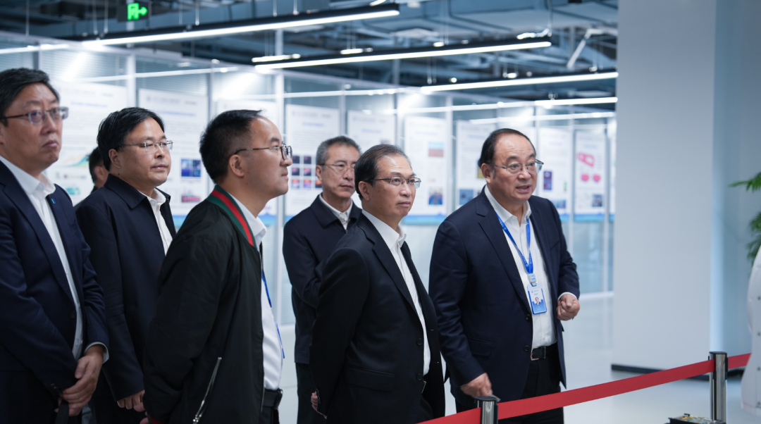 江毅與中國工程院院士、清華大學(xué)海洋工程研究院院長、海工院院長張建民交流座談