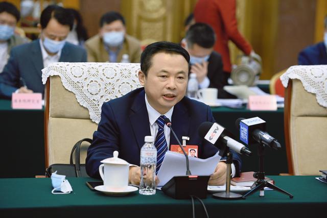 【兩會好聲音】全國人大代表、天能控股董事長張?zhí)烊危和苿印犊稍偕茉捶ā沸抻?，保障國? /></a></div>
				<div   id=