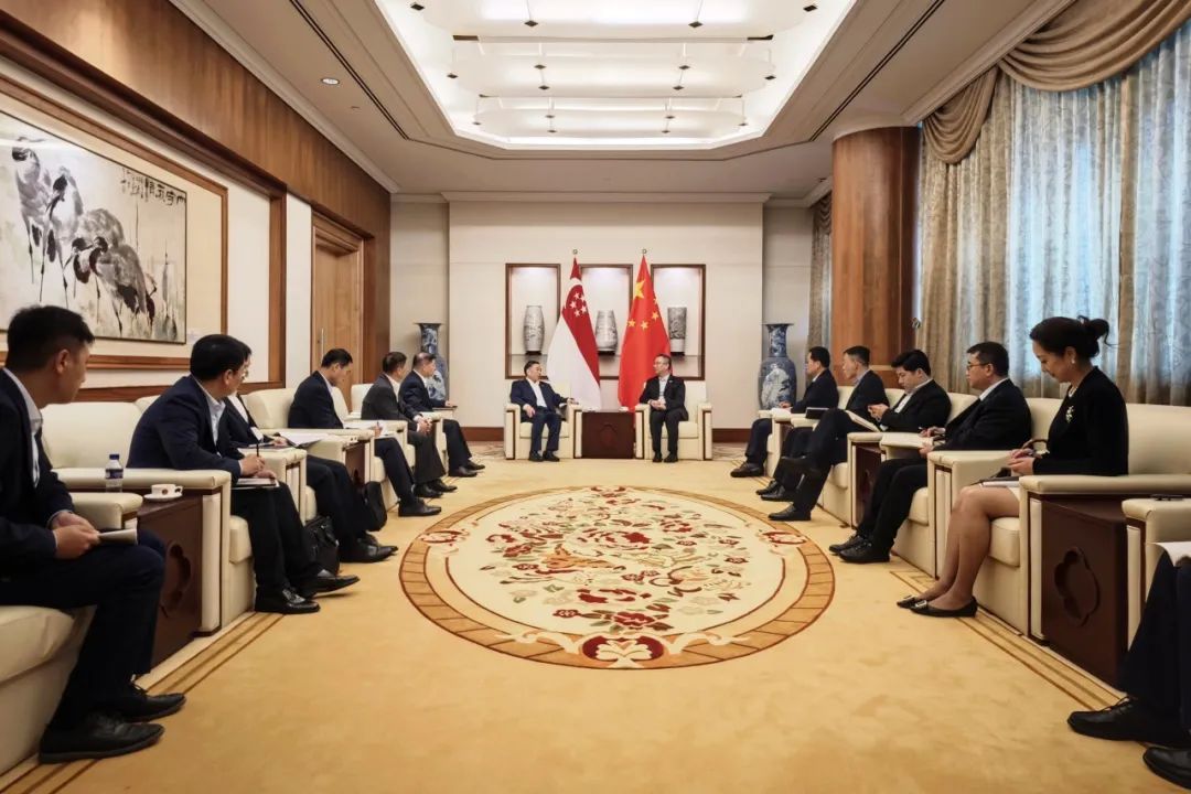 中國(guó)能建黨委書記、董事長(zhǎng)宋海良與中國(guó)駐新加坡大使館臨時(shí)代辦朱憬會(huì)談
