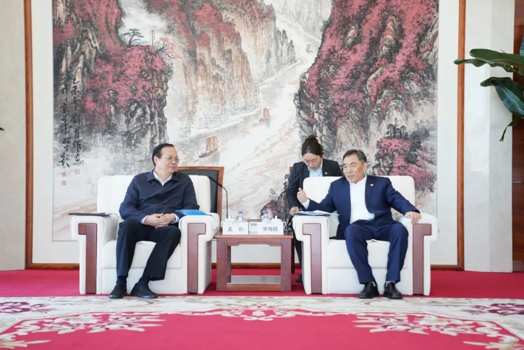中國能建黨委書記、董事長宋海良與歐洲自然科學(xué)院院士、中國發(fā)展研究院院長王彤會談
