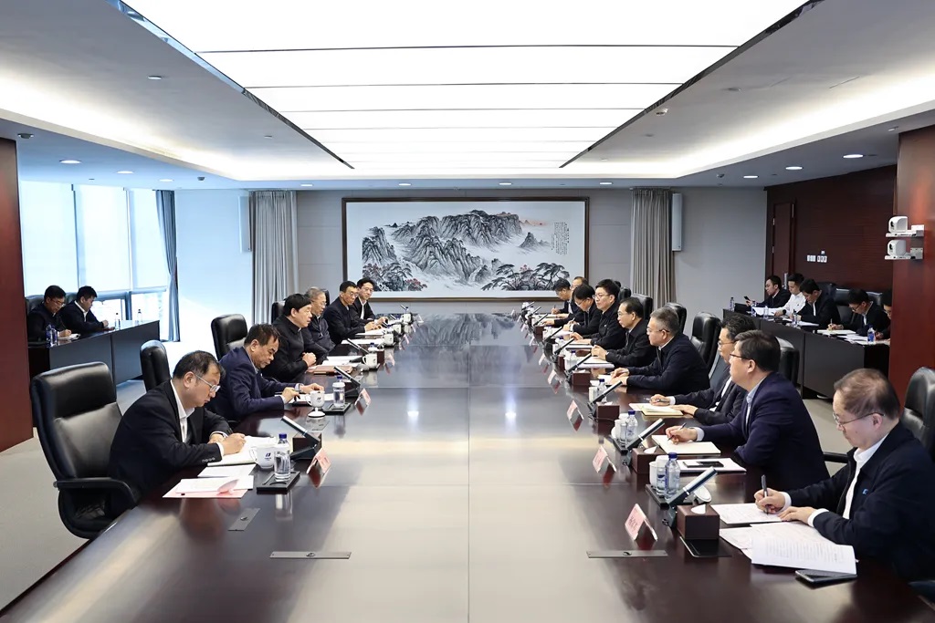 華電集團(tuán)董事長(zhǎng)江毅、總經(jīng)理葉向東與國(guó)家電網(wǎng)董事長(zhǎng)、黨組書(shū)記張智剛會(huì)談