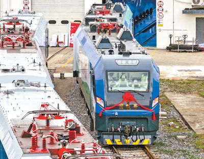 國家能源集團(tuán)新型智能重載電力機車下線