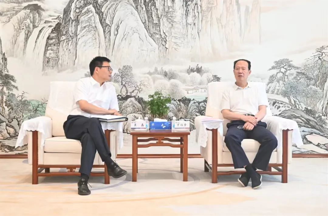 中國(guó)電建黨委書記、董事長(zhǎng)丁焰章與上海電氣集團(tuán)黨委書記、董事長(zhǎng)吳磊會(huì)談