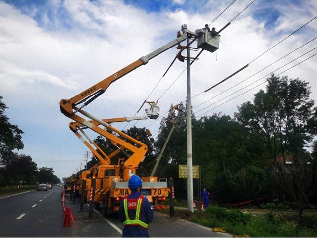 國網(wǎng)郫都供電公司“雙車”帶電緊急搶修，確保上萬群眾用電無憂