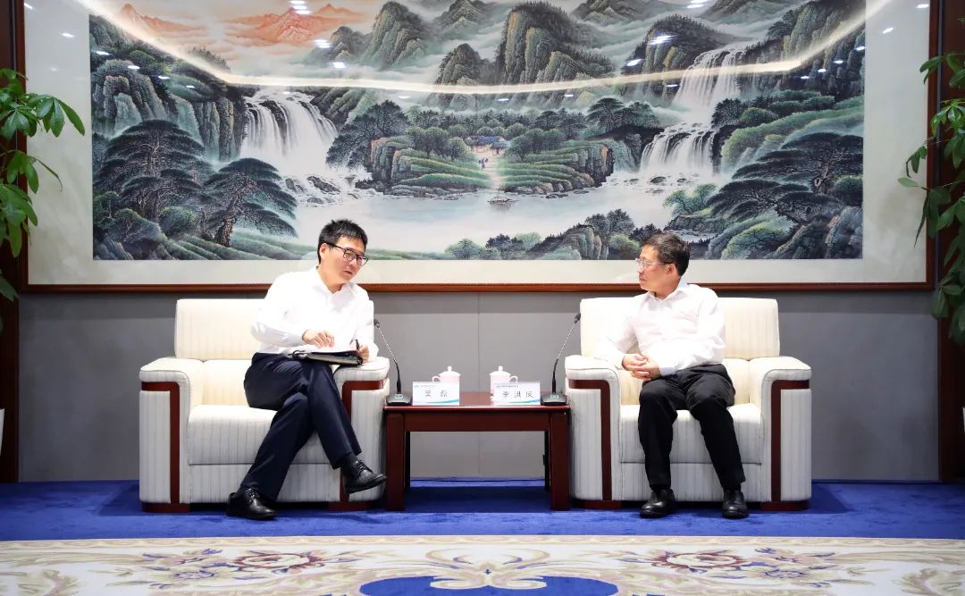 中國(guó)電氣裝備黨委書記、董事長(zhǎng)李洪鳳會(huì)見(jiàn)上海電氣集團(tuán)黨委書記、董事長(zhǎng)吳磊
