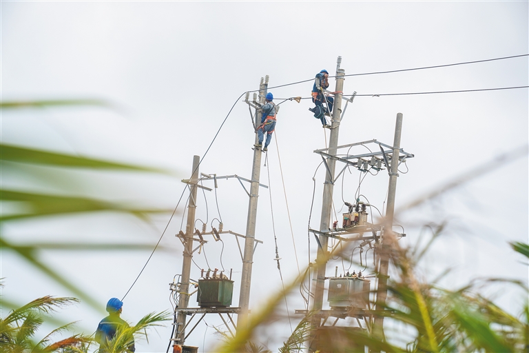 保亭、三亞等多個市縣供電隊伍全力支援文昌搶修復(fù)電