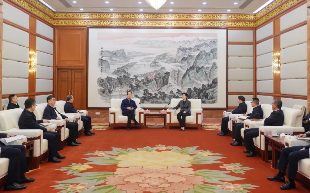 中國(guó)電建黨委書(shū)記、董事長(zhǎng)丁焰章拜會(huì)四川省委副書(shū)記、省長(zhǎng)施小琳