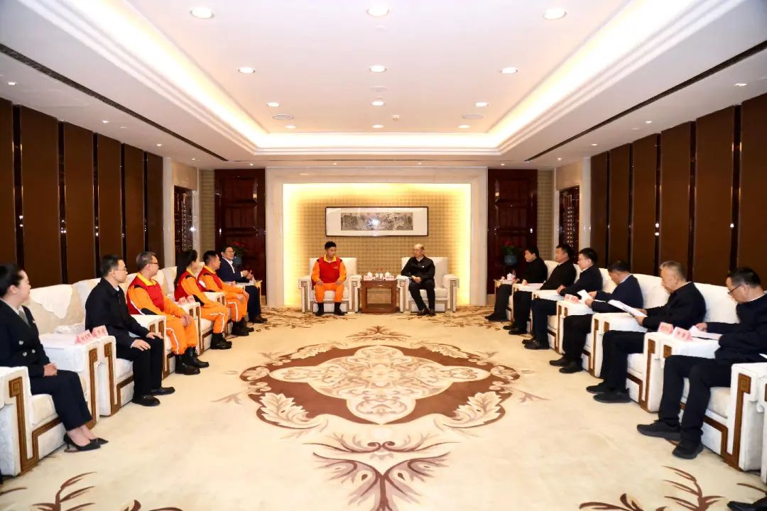 國務院國資委黨委舉辦“時代楷?！备咝逻B心橋黨員服務隊先進事跡報告會