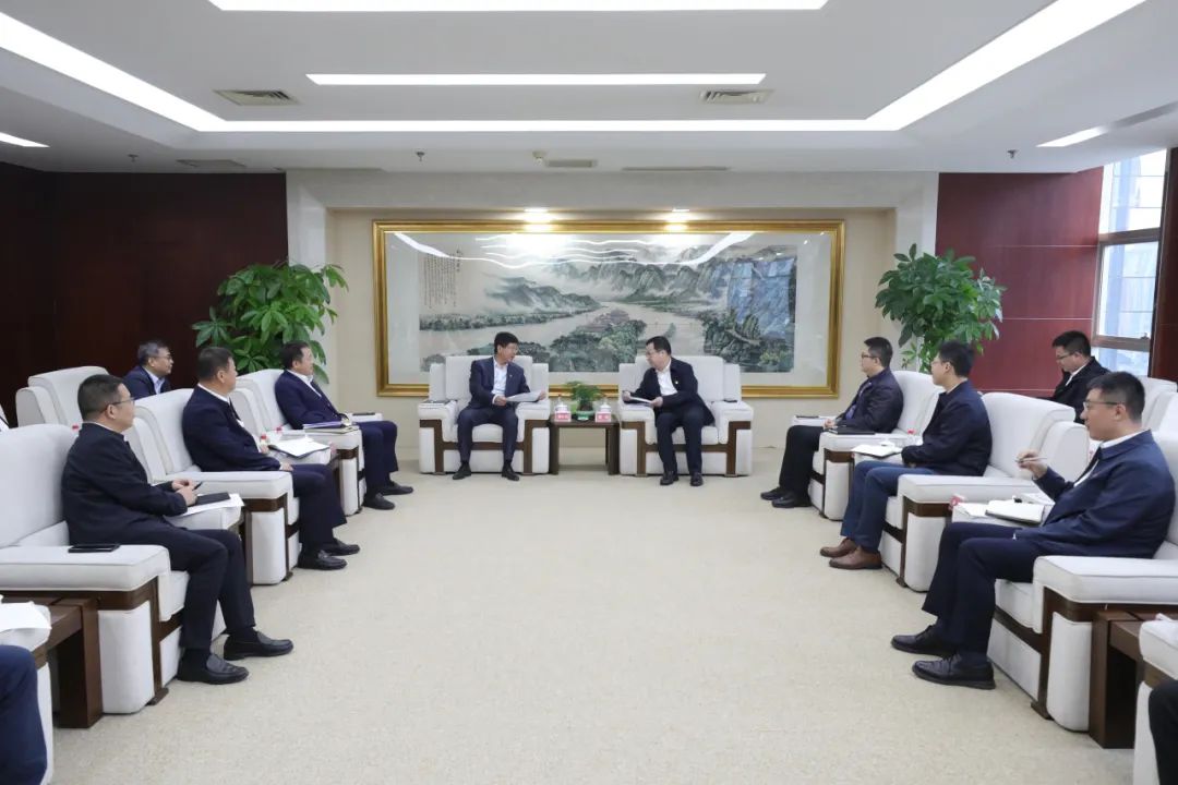 大唐四川公司黨委書記、董事長梁華與中能建西南區(qū)域總部黨委書記、總經(jīng)理，中能建西南投資公司黨委書記、董事長鄒小川會談