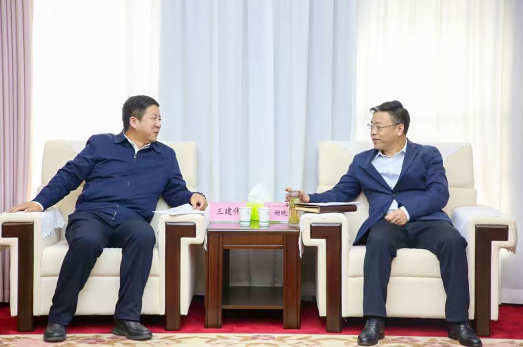 大唐甘肅公司黨委書記、董事長王建偉與甘肅能化集團黨委書記、董事長謝曉鋒會談