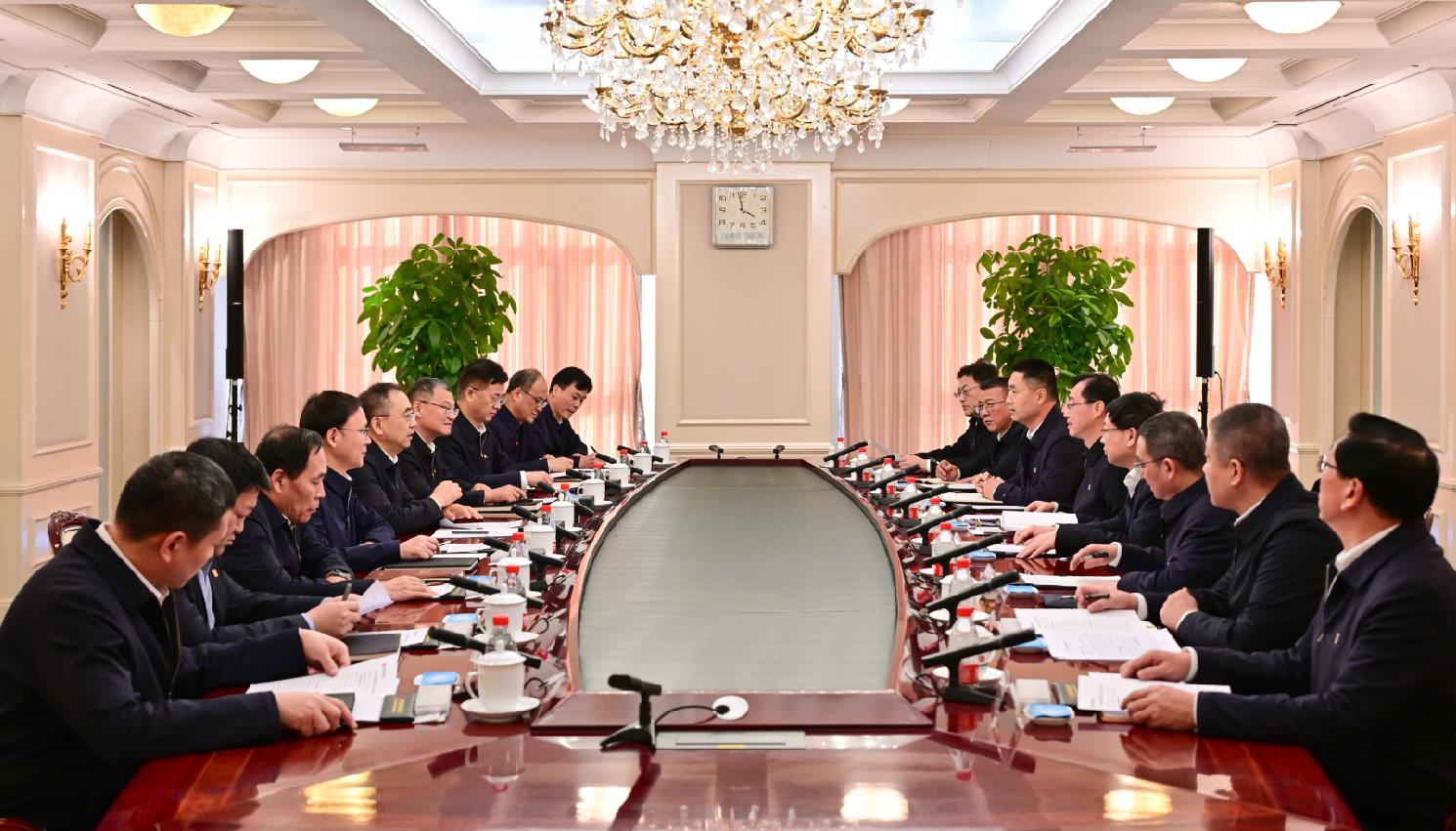 大唐集團(tuán)董事長鄒磊、總經(jīng)理張傳江與中國安能董事長陳奕輝、總經(jīng)理周慶豐會談