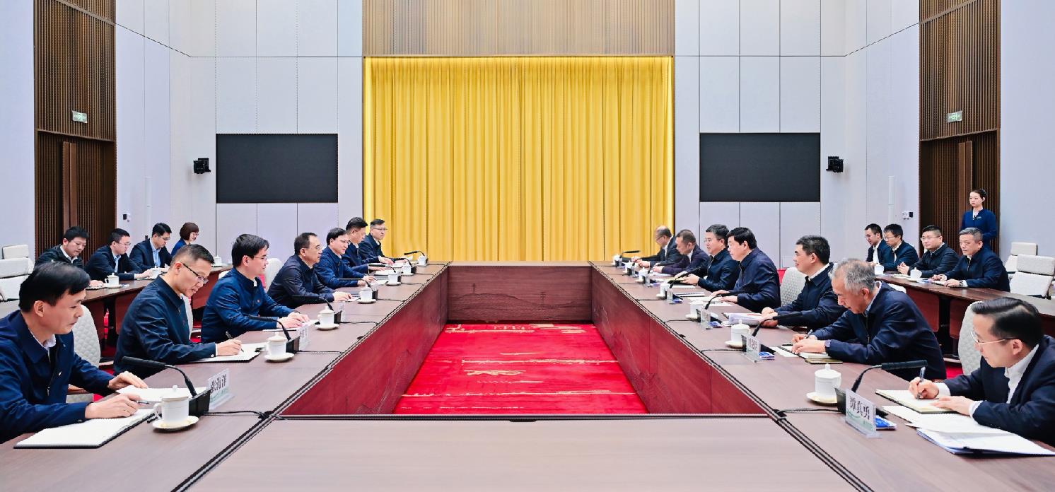 中國(guó)大唐集團(tuán)董事長(zhǎng)鄒磊、總經(jīng)理張傳江與國(guó)家電網(wǎng)董事長(zhǎng)張智剛、總經(jīng)理龐驍剛會(huì)談